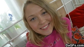 用性玩具让他性感的俄罗斯女友达到高潮