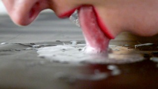 Close-up pijpbeurt, sperma in de mond - Sperma spelen van verleidelijke moeder