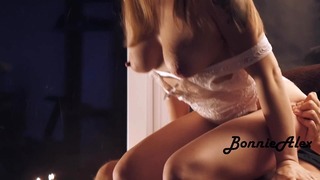 Seks przy świecach i prawdziwy amatorski orgazm damski w stylu na pieska