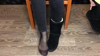 Nena estudiante muestra calcetines de nailon, botas y pie después del estudio