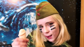 Sweetie Fox 穿着军装自慰和吸吮振动器 – 独奏