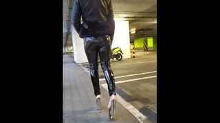 Chodzenie w publicznych lateksowych legginsach i wysokich obcasach Pmv Porn Music Video