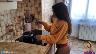 Latika Jha - Lj 015 - Asia Hindi adolescente com peitos enormes sendo fodida em sua cozinha Amador