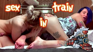 Transgender neukt vriendin in de trein als niemand het ziet
