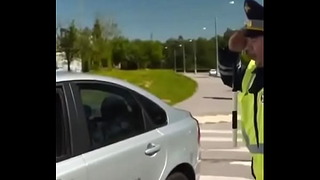 Руски полицай и голо момиче цензурирано забавно видео