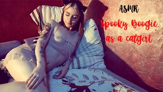 Asmr Cosplay: ショート スイート キティがベッドでオナニー