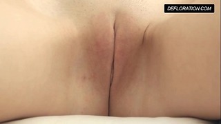 Dunja Kazimkina 手淫 和 显示 猫