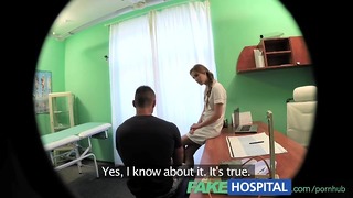 Le petit ami trompé de Fakehospital veut des tests mais obtient avec une infirmière sexy