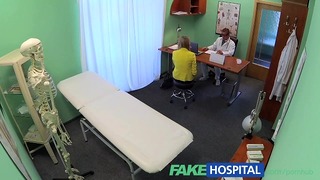 Zdá se, že falešná nemocniční klaustrofobická sexy ruská blondýnka miluje krásnou sestru