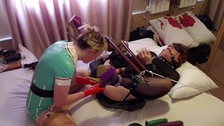 Latex-Krankenschwester, die ihre Bondage-Sissy-Schlampe festhält. Essex-Schätzchen Lisa Tgirl Lucy