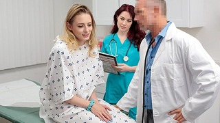 Schlanke blonde Patientin lässt perversen Arzt und seine Krankenschwester mit heißem Arsch ihre enge Teenie-Muschi dehnen