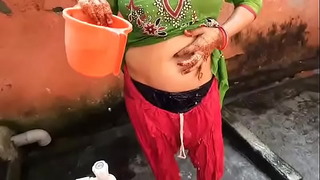 Villaggio Desi Milf Nangi Aurat fare il bagno all'aperto