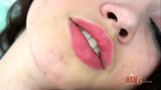 Geile brunette babe Eva Sedona vingert haar strakke geschoren poesje tot een orgasme