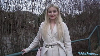 Utenfor agent Sexy Blonde fra California suger og knuller en massiv europeisk pikk