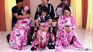 Rara orgia cinese con tre affascinanti adolescenti giapponesi con la figa pelosa