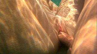 Arriscado fodido nadador subaquático anal público e boceta foda na praia Jessijek