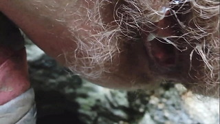 在山上冒险户外与毛茸茸的陌生人的阴部女孩直到没有避孕套的奶油馅饼 4K 60Fps