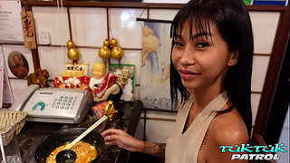 Sexy a štíhlá Pikka Vietnamese se vrací pro další dávku tlustého bílého kohouta