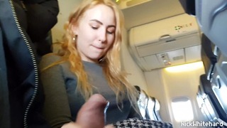 Αεροπλάνο! Η γυναίκα του Horny Pilot δείχνει μεγάλα βυζιά δημόσια