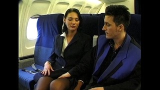 Bela morena vestindo uniforme de aeromoça é fodida em um avião