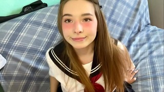 Cutie i japansk skoleuniform rører din pik og bliver flov