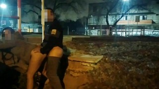 Dívka bliká nahá na ulici kurva ve veřejných voyeurech a chycen policií
