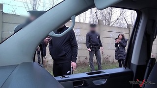 Action hardcore dans la conduite d'une camionnette interrompue par de vrais policiers