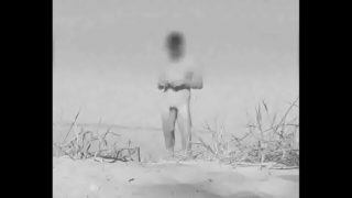 Énorme bite vintage sur une plage de nudistes allemande