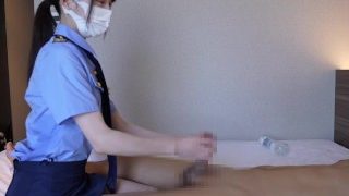 Japansk pige Cosplayed Som et politi giver en fyr et håndjob