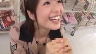 Une policière japonaise suce une grosse bite jusqu'à la fin
