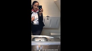 Latina Stewardess slutter seg til Masturbation Mile High Club i toalettet og cums