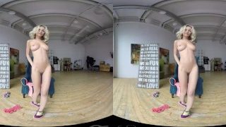 Dejlig blond amatør med naturlige bryster, der stripper i VR