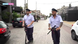 Sugarbabestv: parodia di una cosa a tre della polizia greca