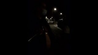 Naakt door de stad lopen tijdens Corona Lockdown, wanneer de politie haar tegenhoudt