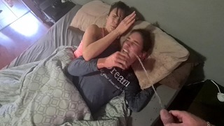 Zwei Mädchen werden mit Pisse im Gesicht geweckt und fangen danach an, in ihre Pyjamas zu pinkeln
