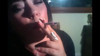 Kulaťoučký Mistress Tina Snua kouří cigaretu bez filtru
