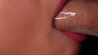 Close-up: geile condoompijpbeurt! Ze brak het condoom en kreeg sperma in haar mond! Asmr Lul zuigen 4K