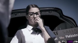 书呆子宝贝 Kristen Scott 在与帅哥的精彩三人性爱中展现她狂野的性爱技巧 Xander Corvus 和