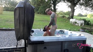 장난 꾸러기 주말에 온수 욕조에서 열정적 인 야외 섹스