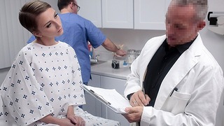 Pervdoctor - Une jeune patiente sexy a besoin du traitement spécial du docteur Oliver pour sa chatte rose