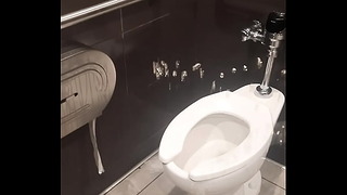 Publiczne sikanie w toalecie 1