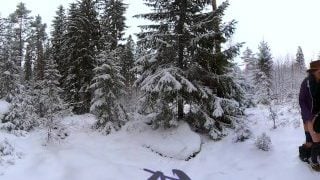 雪花飘落时在冬季森林中做爱 – Rosenlundx – VR 360 – 5,7K 30Fps