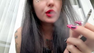 Feticismo del fumo dalla dominatrice Nika. La dominatrice fuma in modo sexy e ti soffia il fumo in faccia.