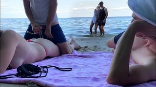 Estranho coloca creme em mim e dá uma foda rápida na praia pública