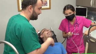 The Cum Clinic Extract 6 W Angel Ramiraz, nackter Doc wichst zurückhaltenden Schwanz, Guysgonegonecom