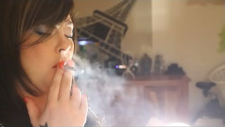 Wielka Brytania Domme Tina Snua pali korkowego papierosa i wydycha nosem