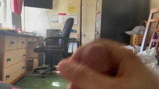 被女仆发现手淫，她一边吸尘一边向我展示