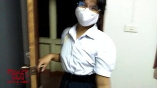 亚洲青少年与穿着泰国学生制服的女友发生性关系