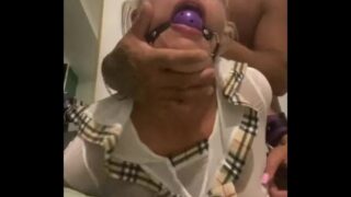 肮脏的学校妓女被捆绑和粗暴对待