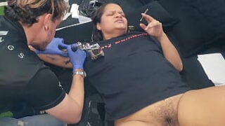 My Wife Offers To Tattoo Pervert Her Pussy In Exchange For The Tattoo. German Tattoo Artist – Gatopg2019